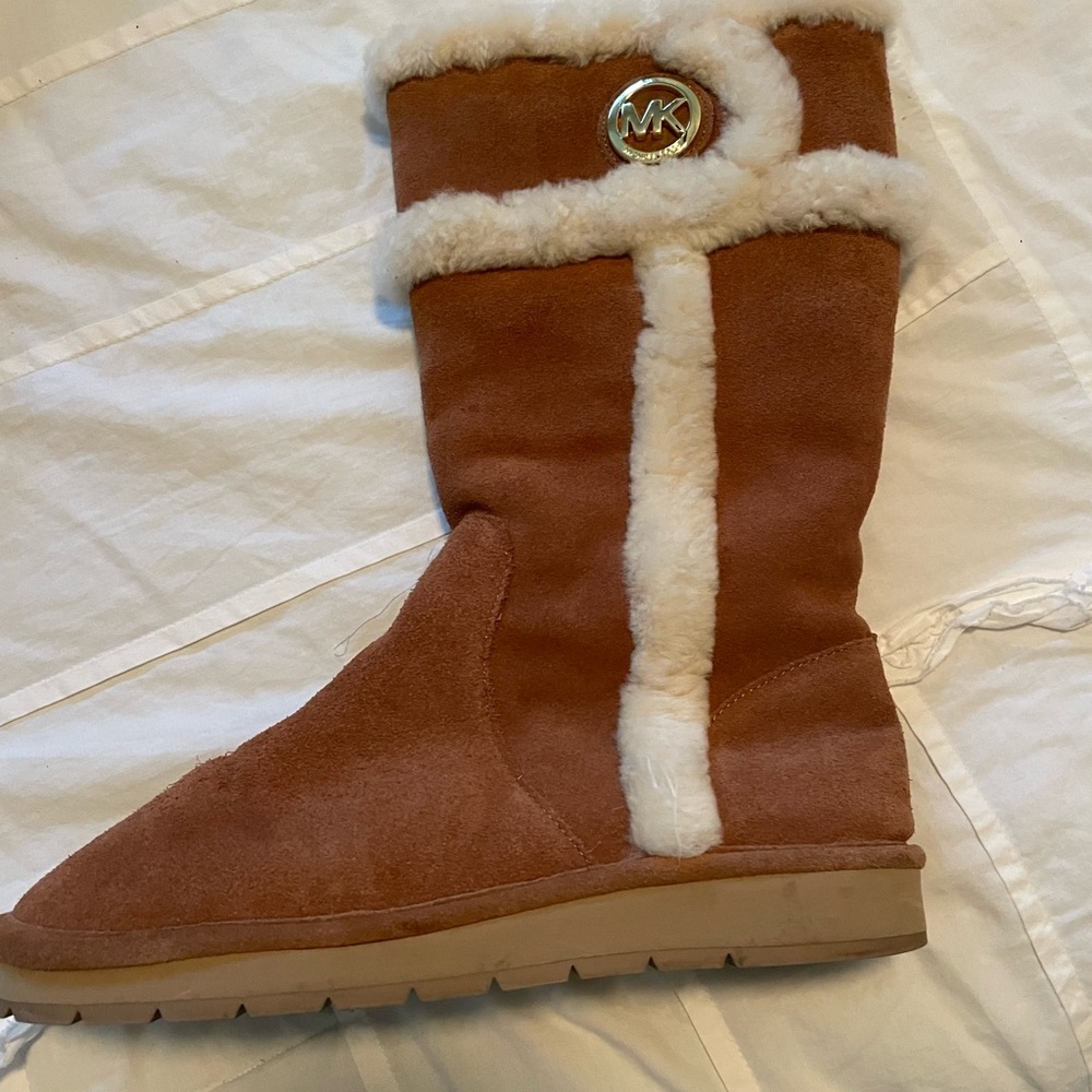 Sheer lined boots lightly worn